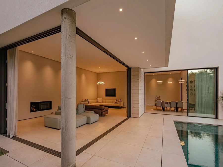 Villa contemporaine ouverte sur une piscine intérieure