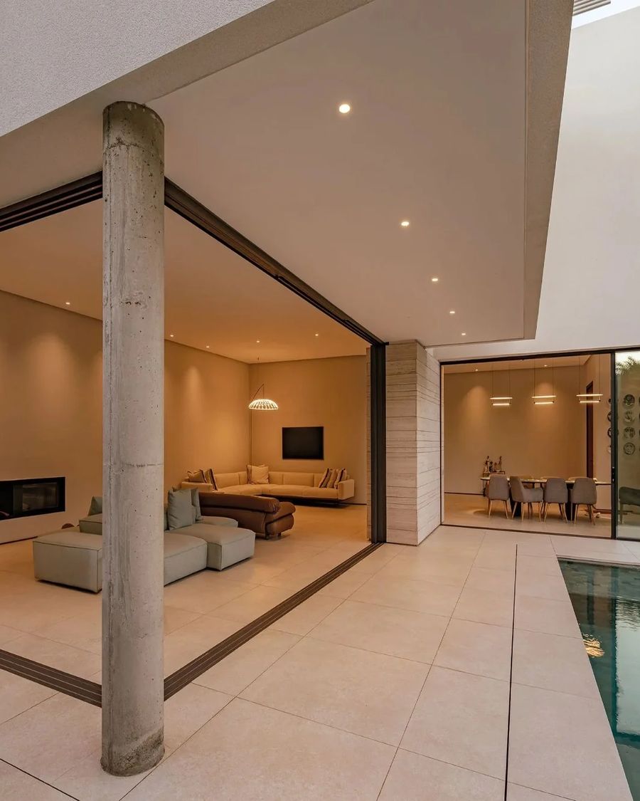 Villa contemporaine épurée avec piscine intérieure