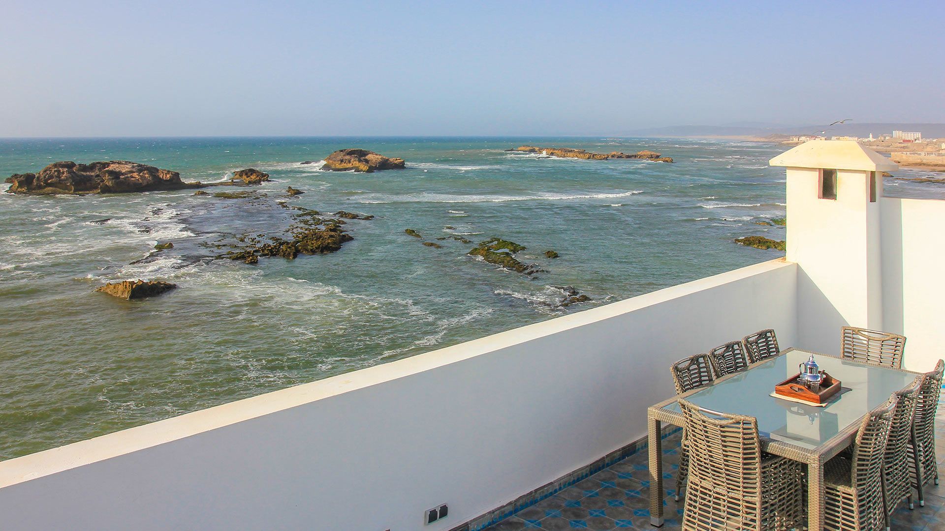 Terrasse blanche face à l'océan à Essaouira