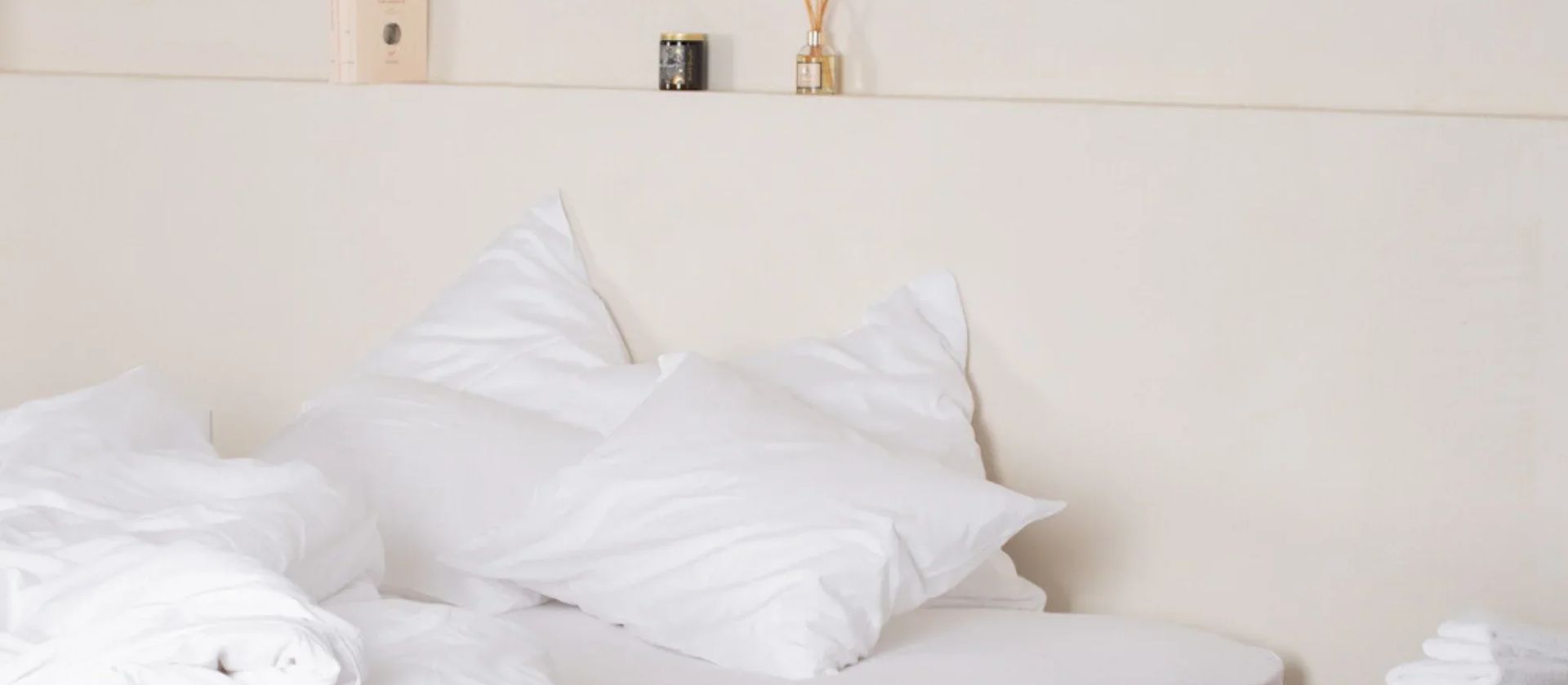 Linge de lit blanc et chambre lumineuse